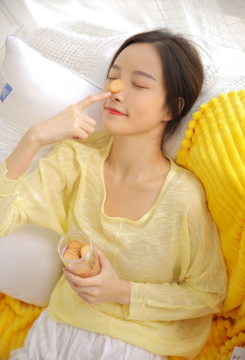 清纯美女白皙美腿室内个人写真