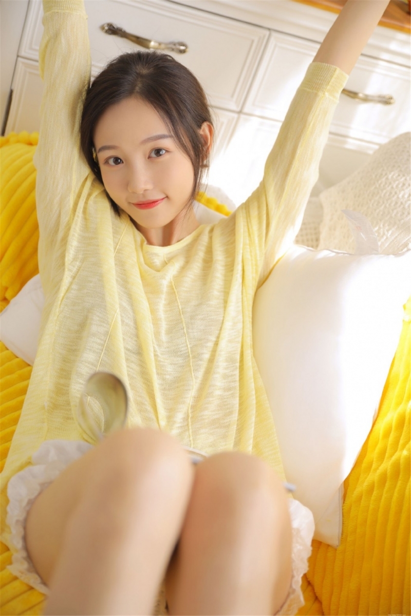 清纯美女白皙美腿室内个人写真