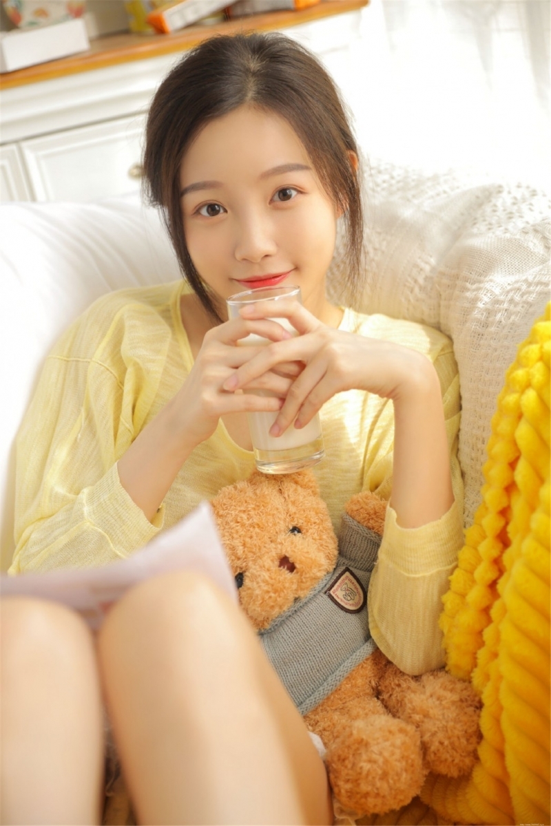 清纯美女白皙美腿室内个人写真