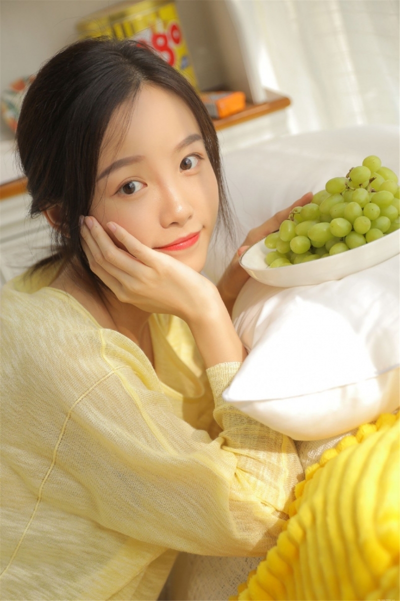 清纯美女白皙美腿室内个人写真