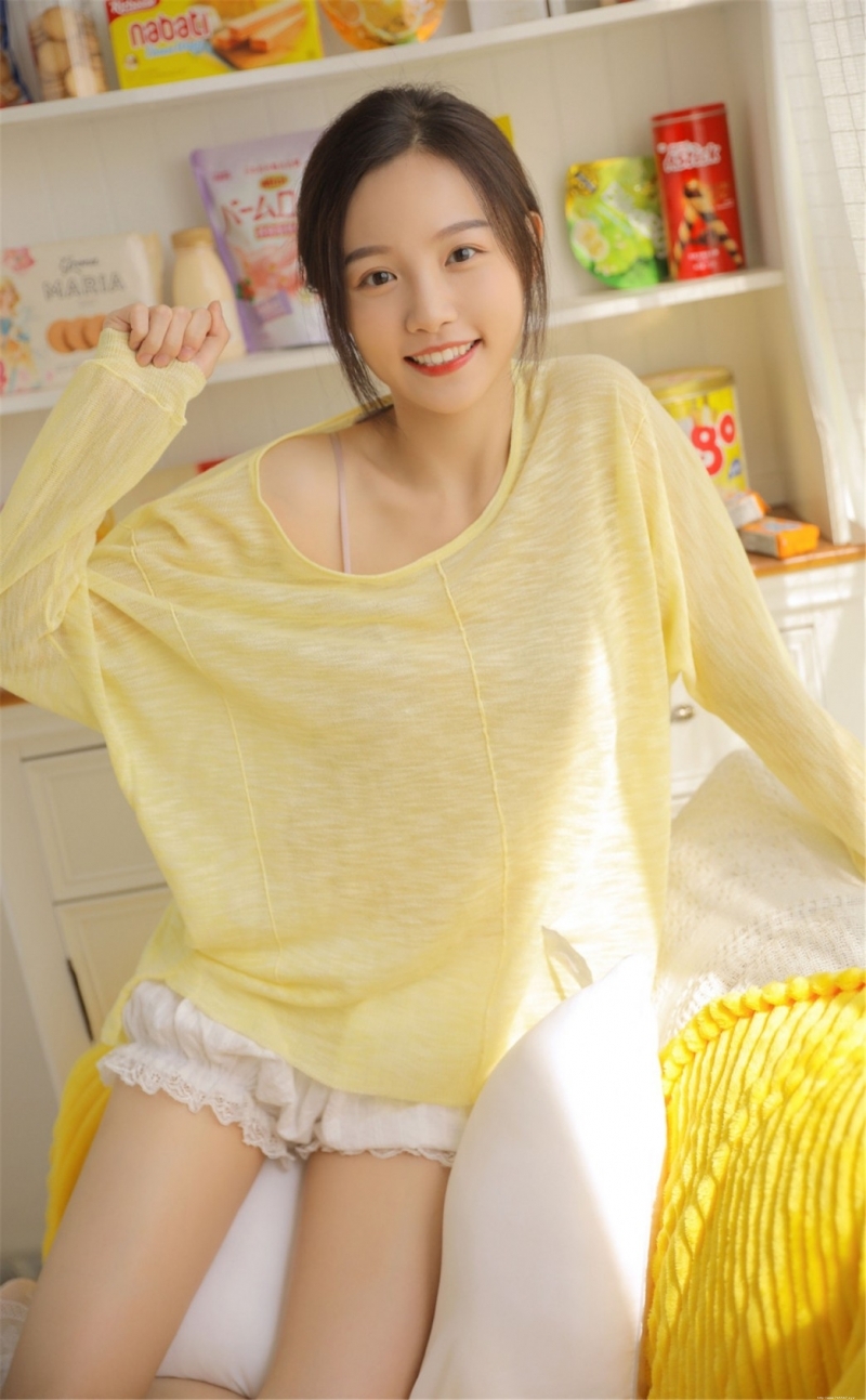 清纯美女白皙美腿室内个人写真