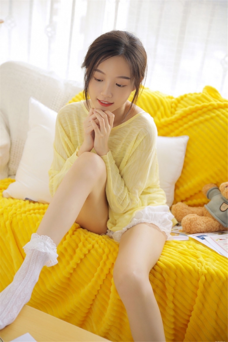 清纯美女白皙美腿室内个人写真