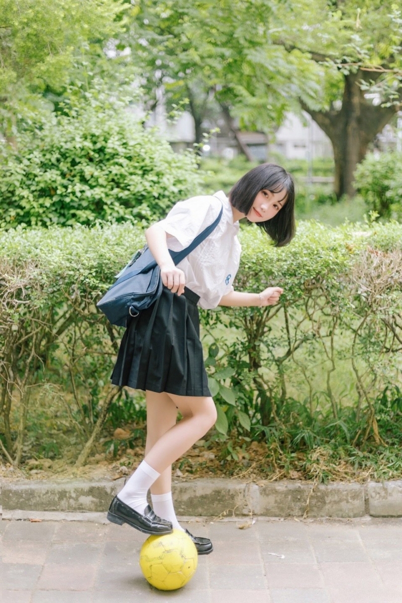 短发美女校花学生制服短裙写真