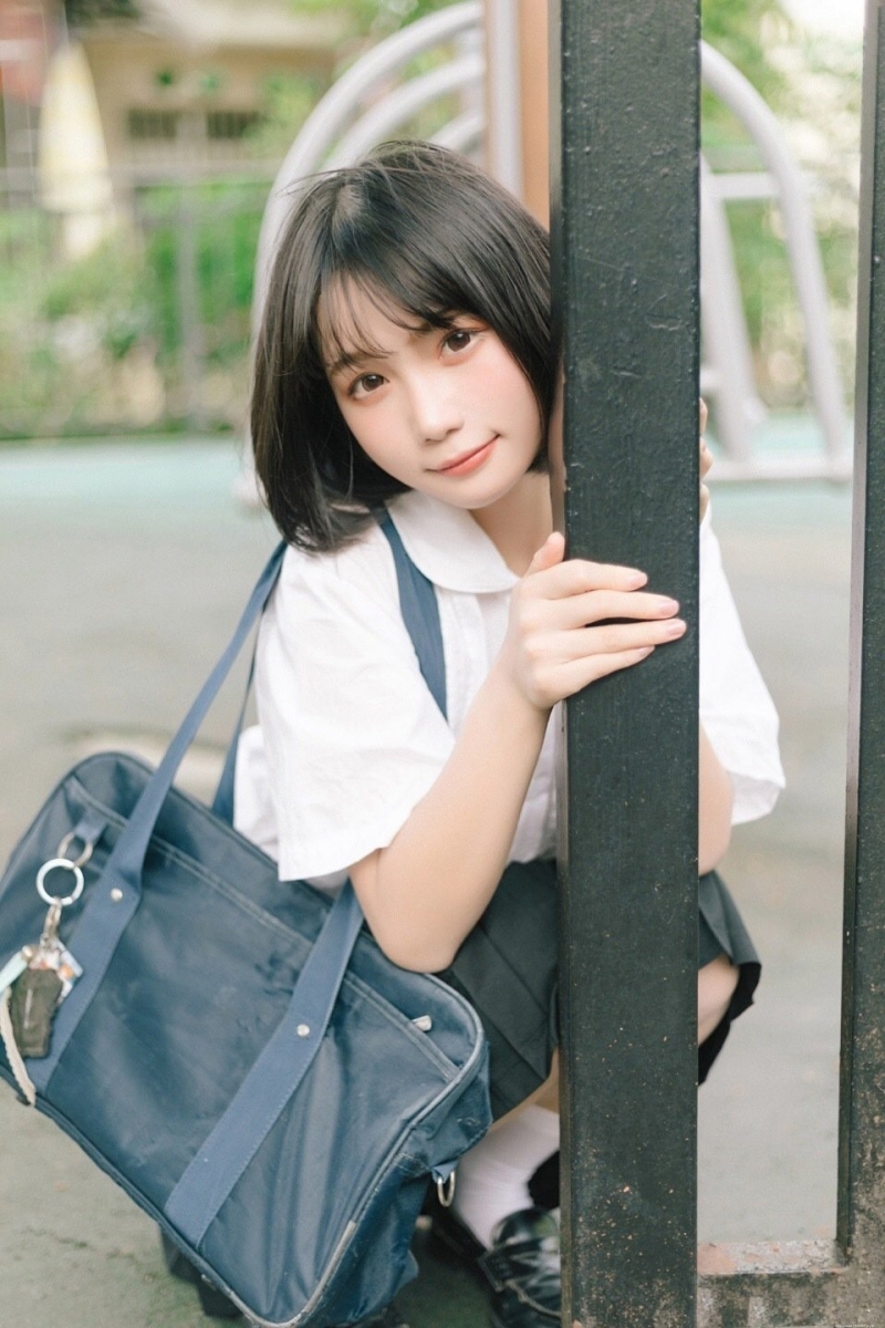 短发美女校花学生制服短裙写真