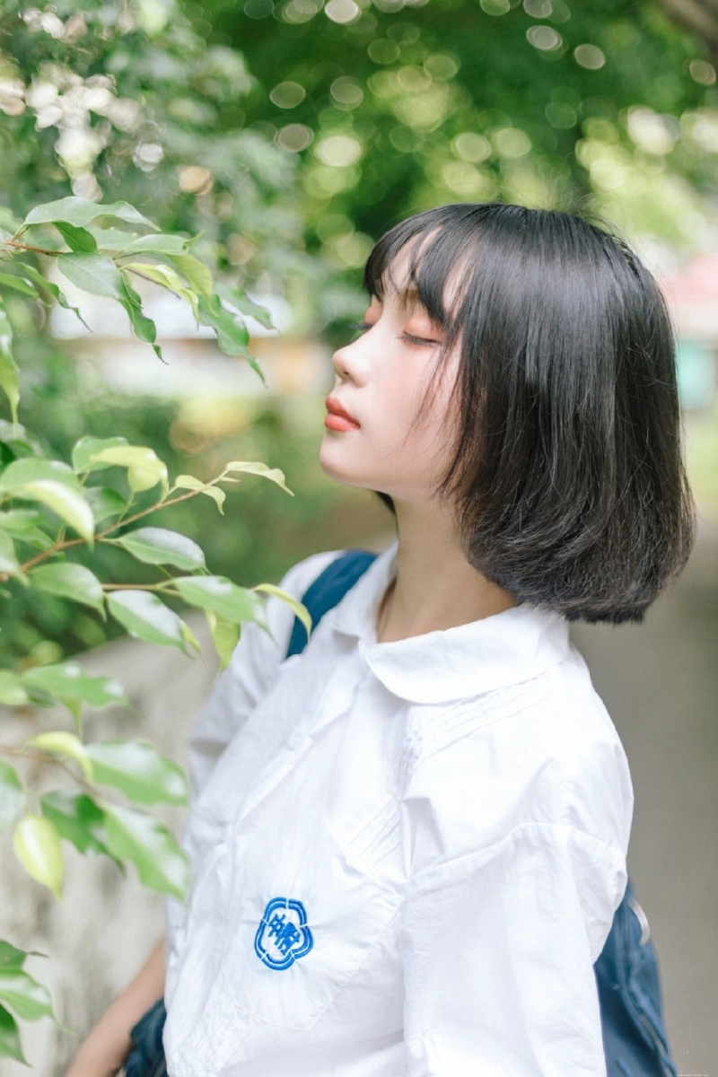 短发美女校花学生制服短裙写真