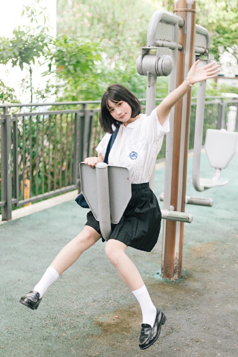 短发美女校花学生制服短裙写真