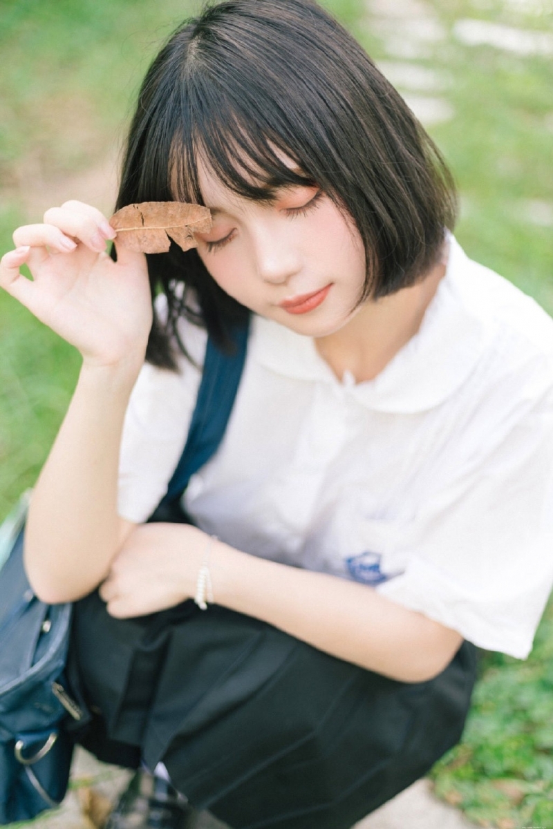 短发美女校花学生制服短裙写真