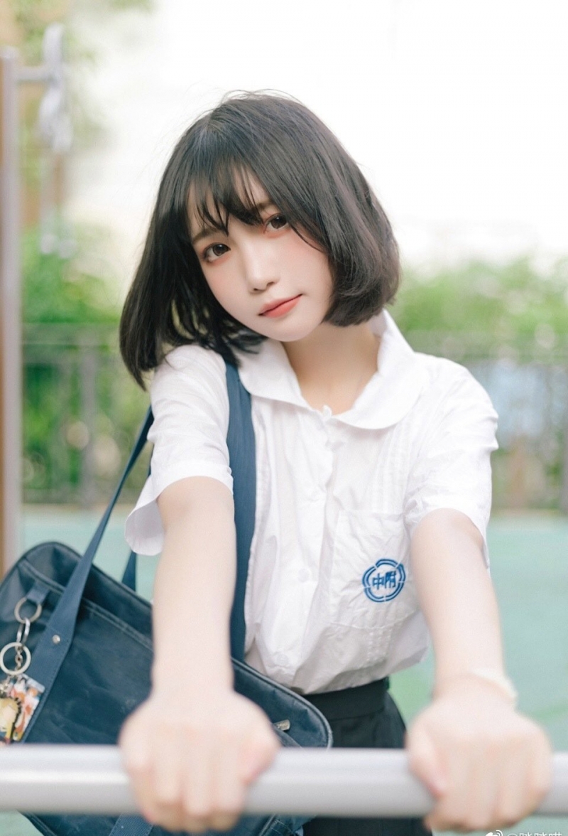 短发美女校花学生制服短裙写真