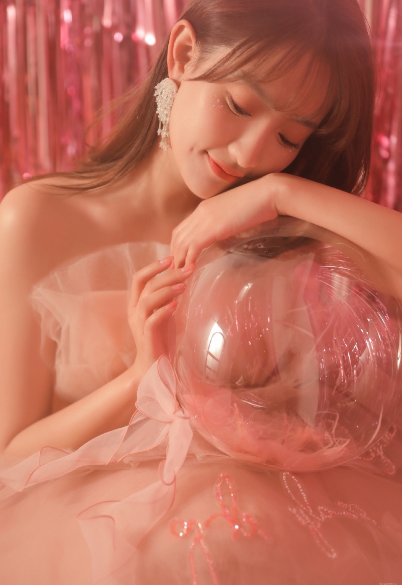 金发少女露肩纱裙梦幻唯美写真