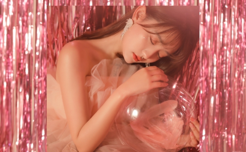 金发少女露肩纱裙梦幻唯美写真