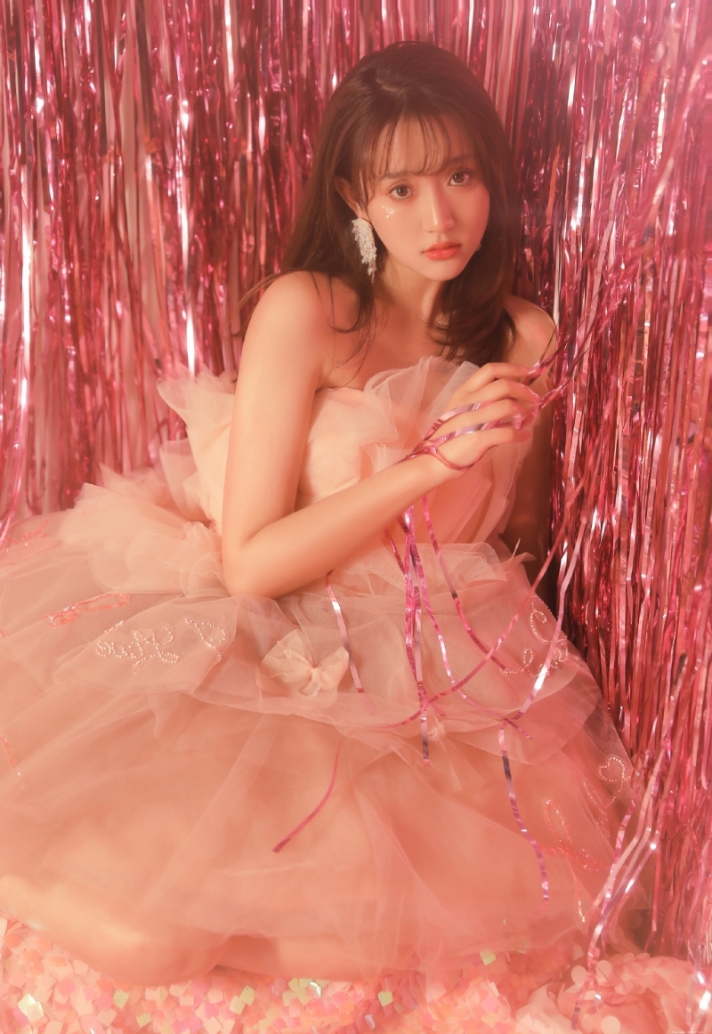 金发少女露肩纱裙梦幻唯美写真