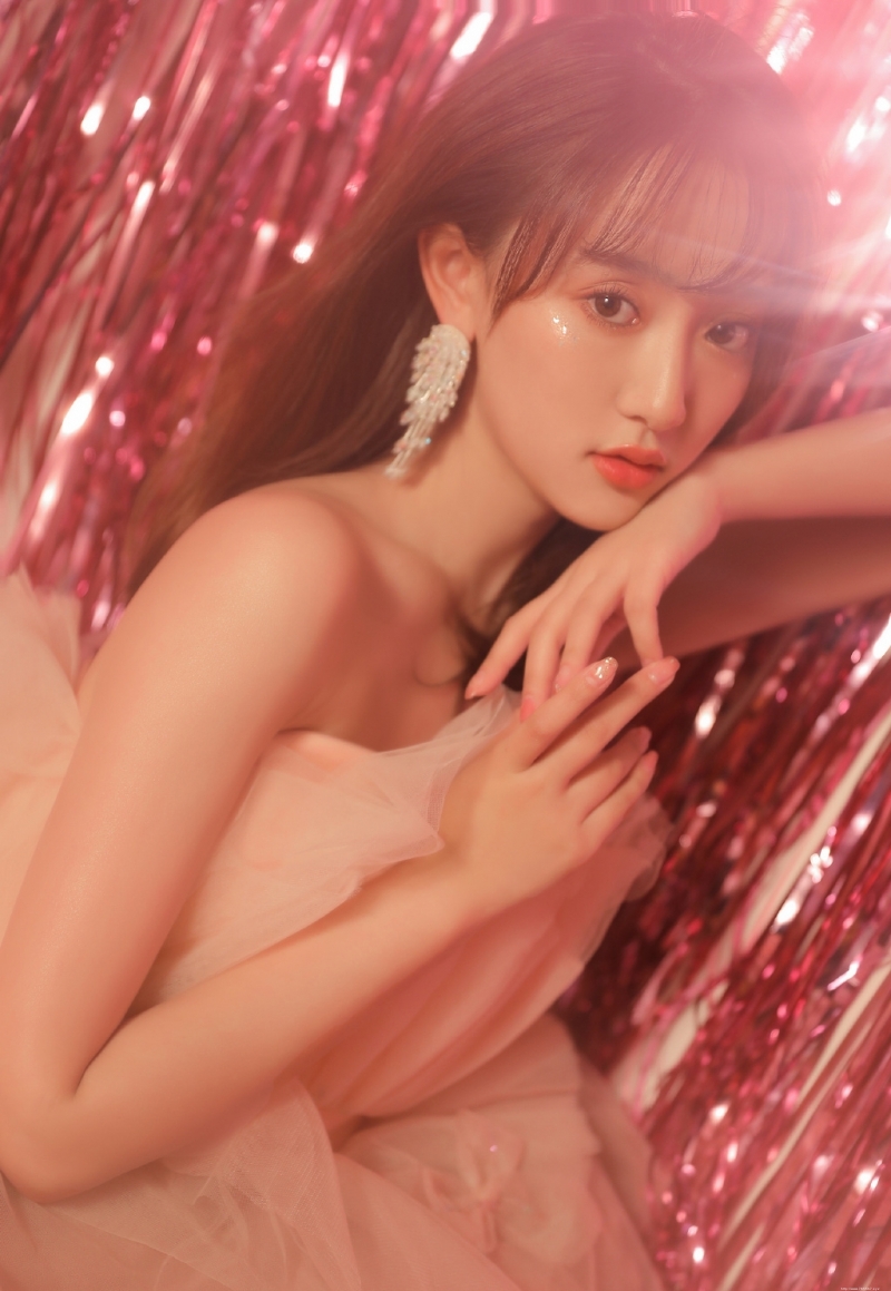 金发少女露肩纱裙梦幻唯美写真