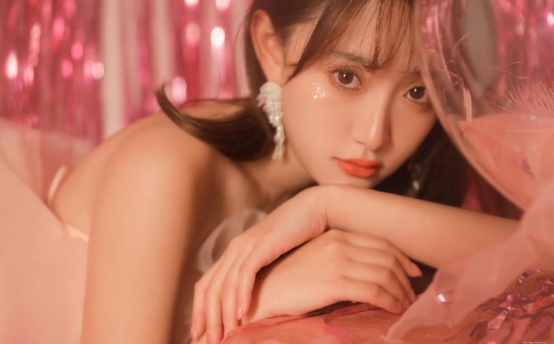 金发少女露肩纱裙梦幻唯美写真