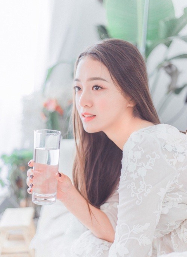 黑长直发清纯美女甜美笑容写真