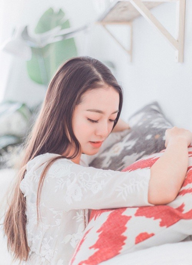 黑长直发清纯美女甜美笑容写真