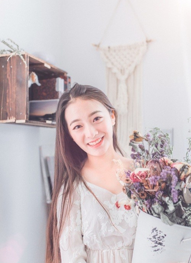 黑长直发清纯美女甜美笑容写真