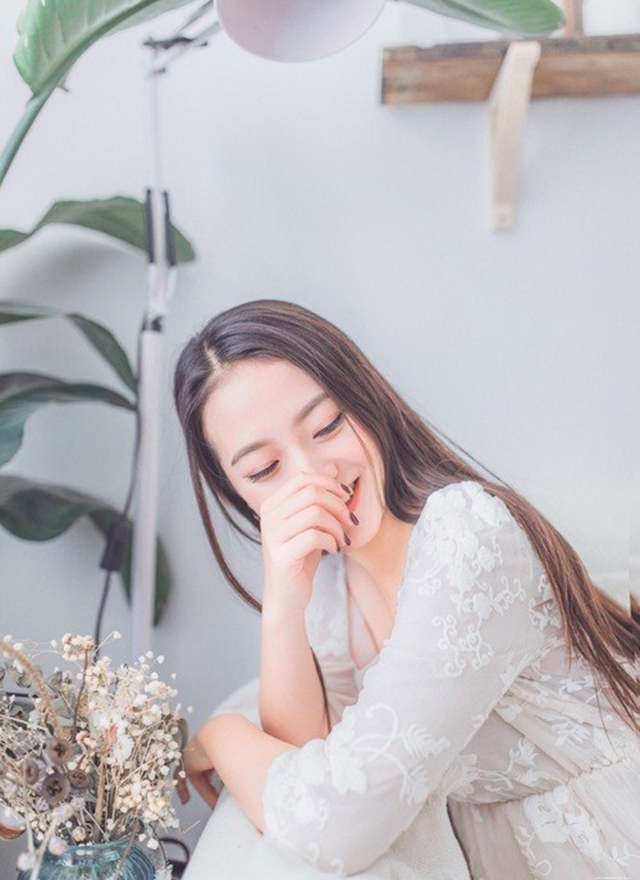 黑长直发清纯美女甜美笑容写真