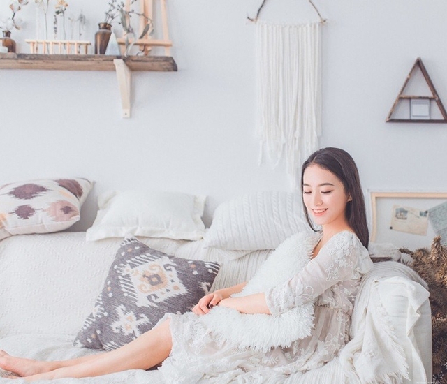 黑长直发清纯美女甜美笑容写真