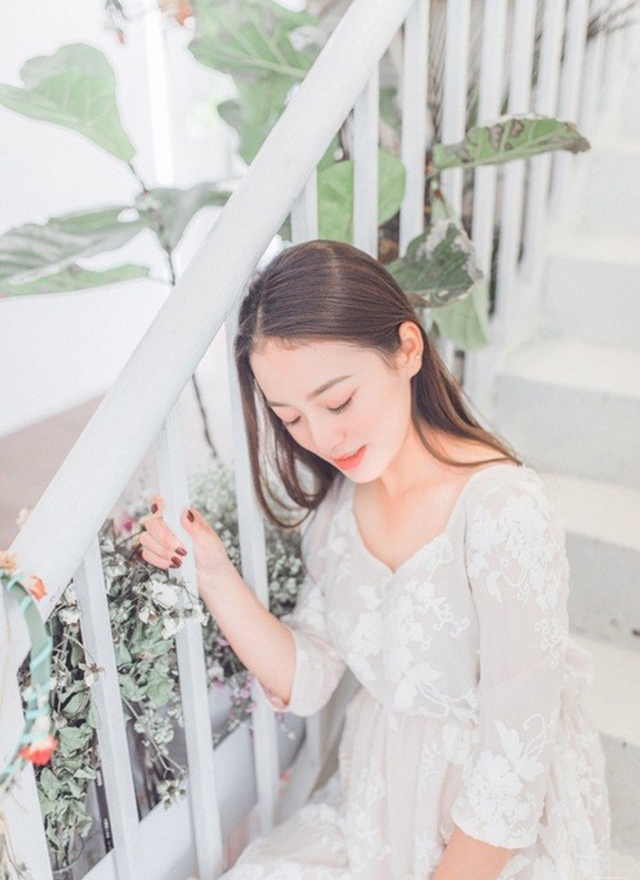 黑长直发清纯美女甜美笑容写真