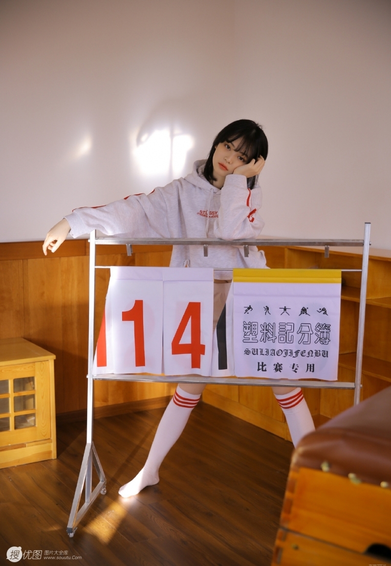 阳光下的运动服萌妹子私房写真