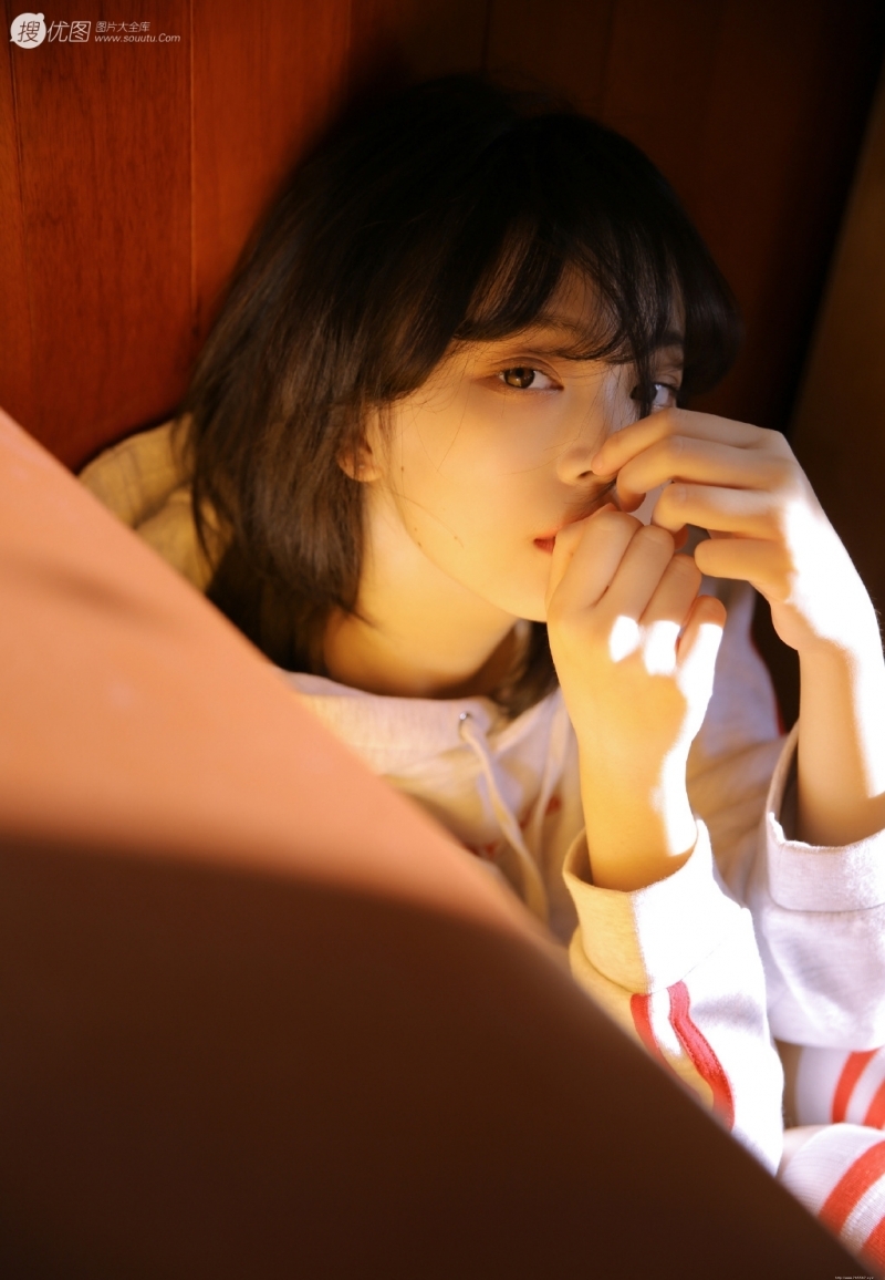 阳光下的运动服萌妹子私房写真