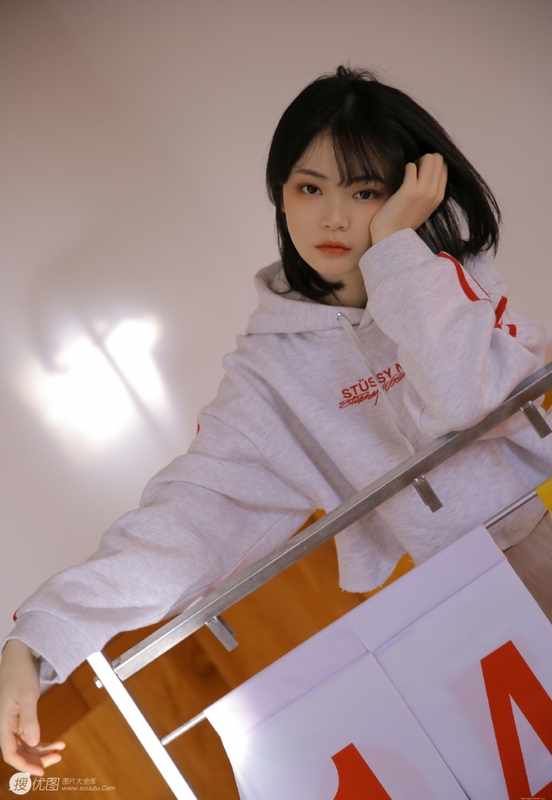 阳光下的运动服萌妹子私房写真