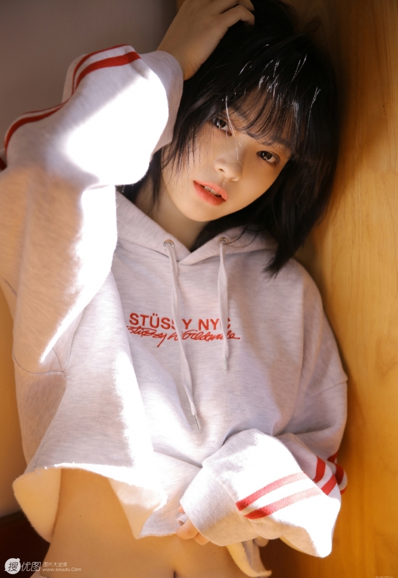 阳光下的运动服萌妹子私房写真