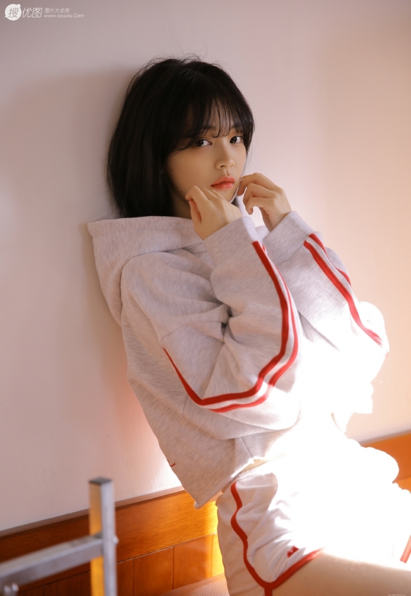 阳光下的运动服萌妹子私房写真