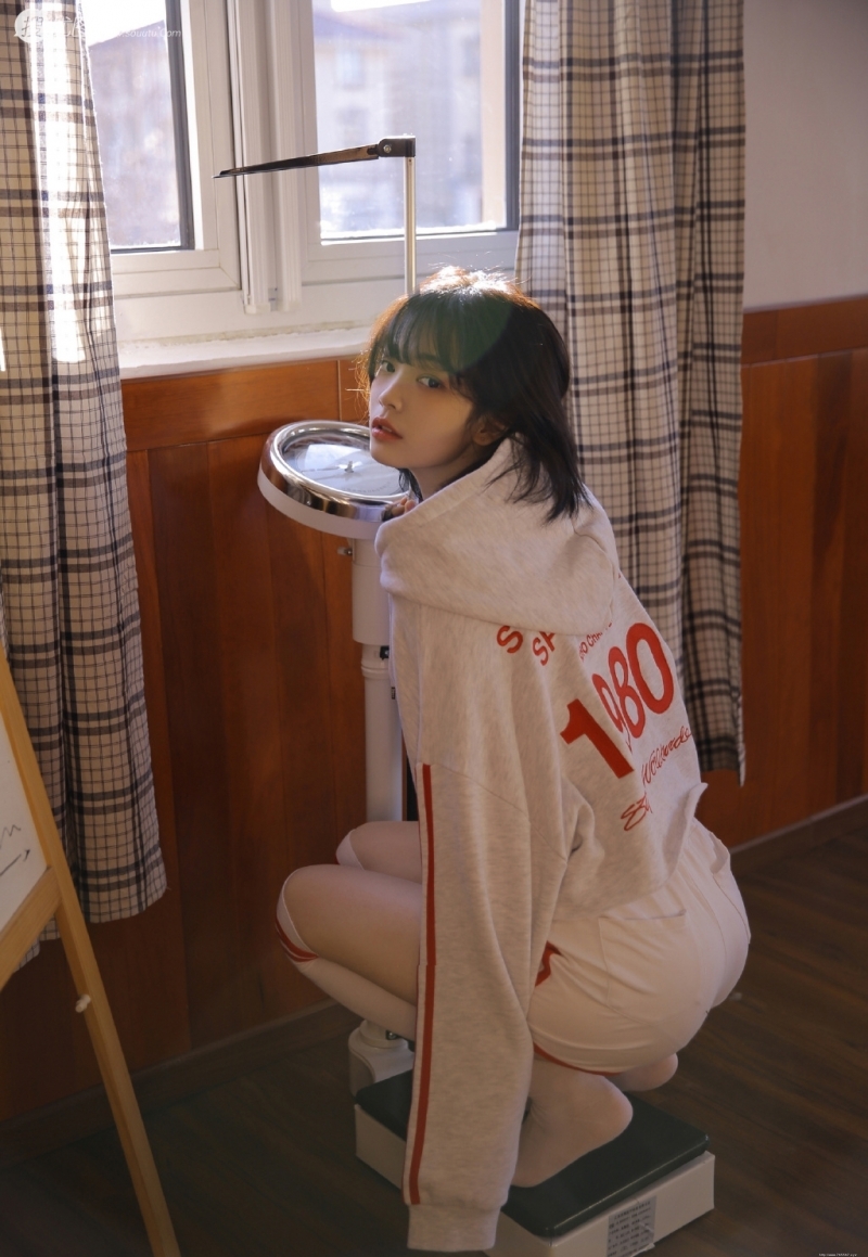 阳光下的运动服萌妹子私房写真