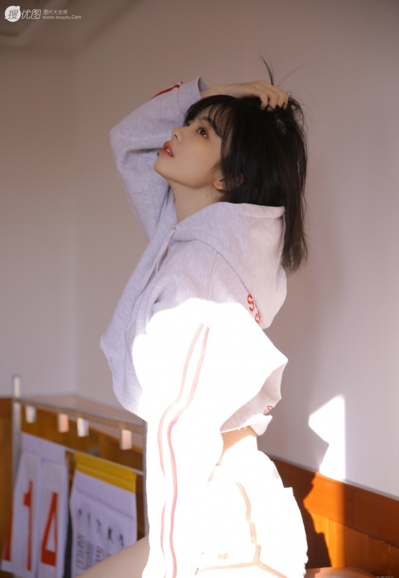 阳光下的运动服萌妹子私房写真