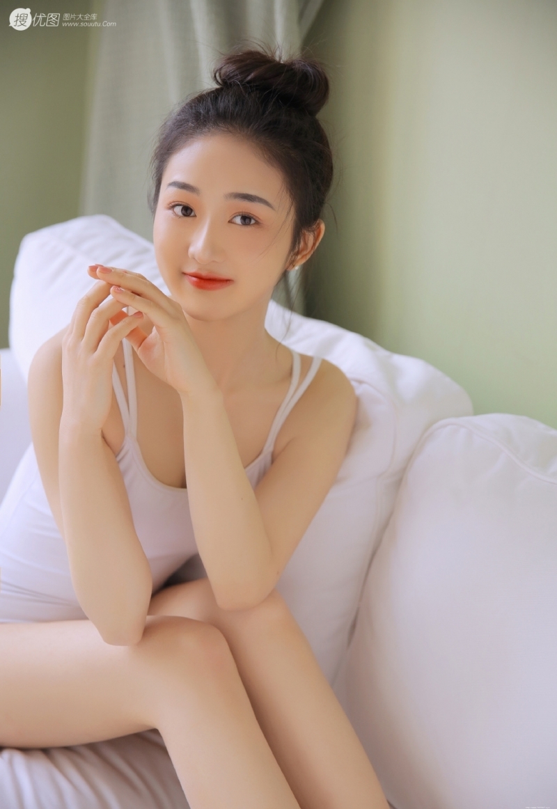 丸子头美女吊带连体衣沙发写真