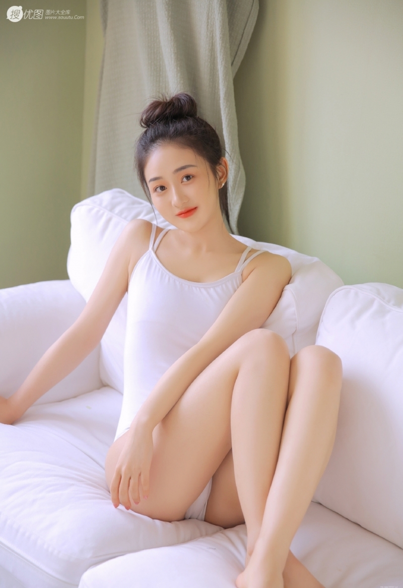 丸子头美女吊带连体衣沙发写真