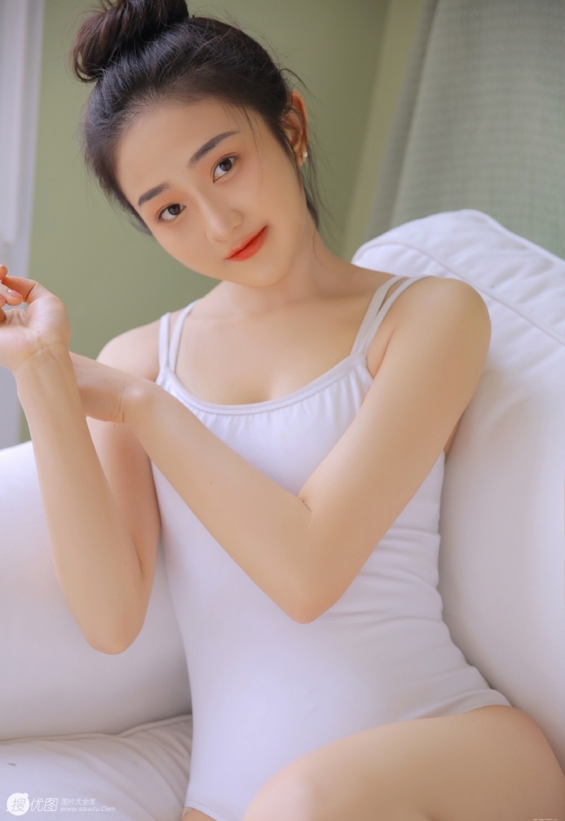 丸子头美女吊带连体衣沙发写真