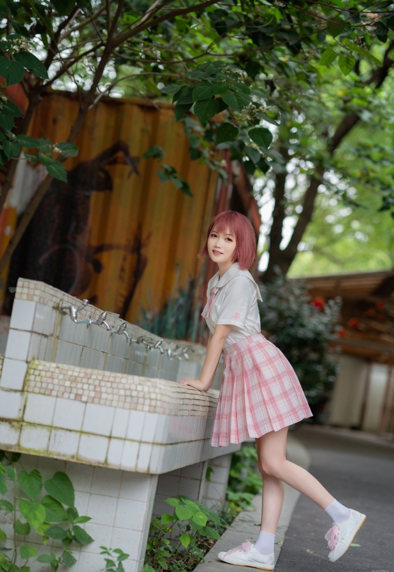 非主流短发美女jk制服户外写真