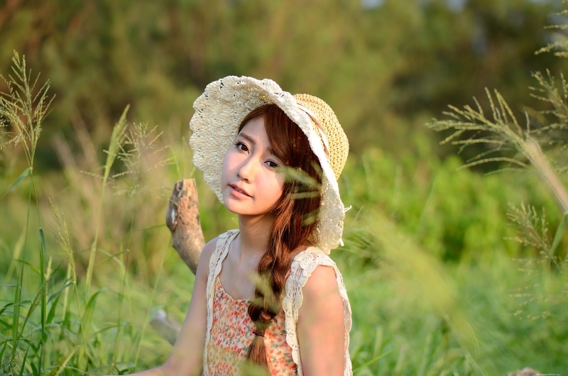 韩式麻花辫美女碎花连衣裙写真