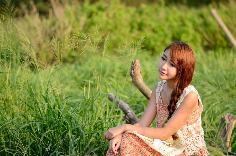 韩式麻花辫美女碎花连衣裙写真