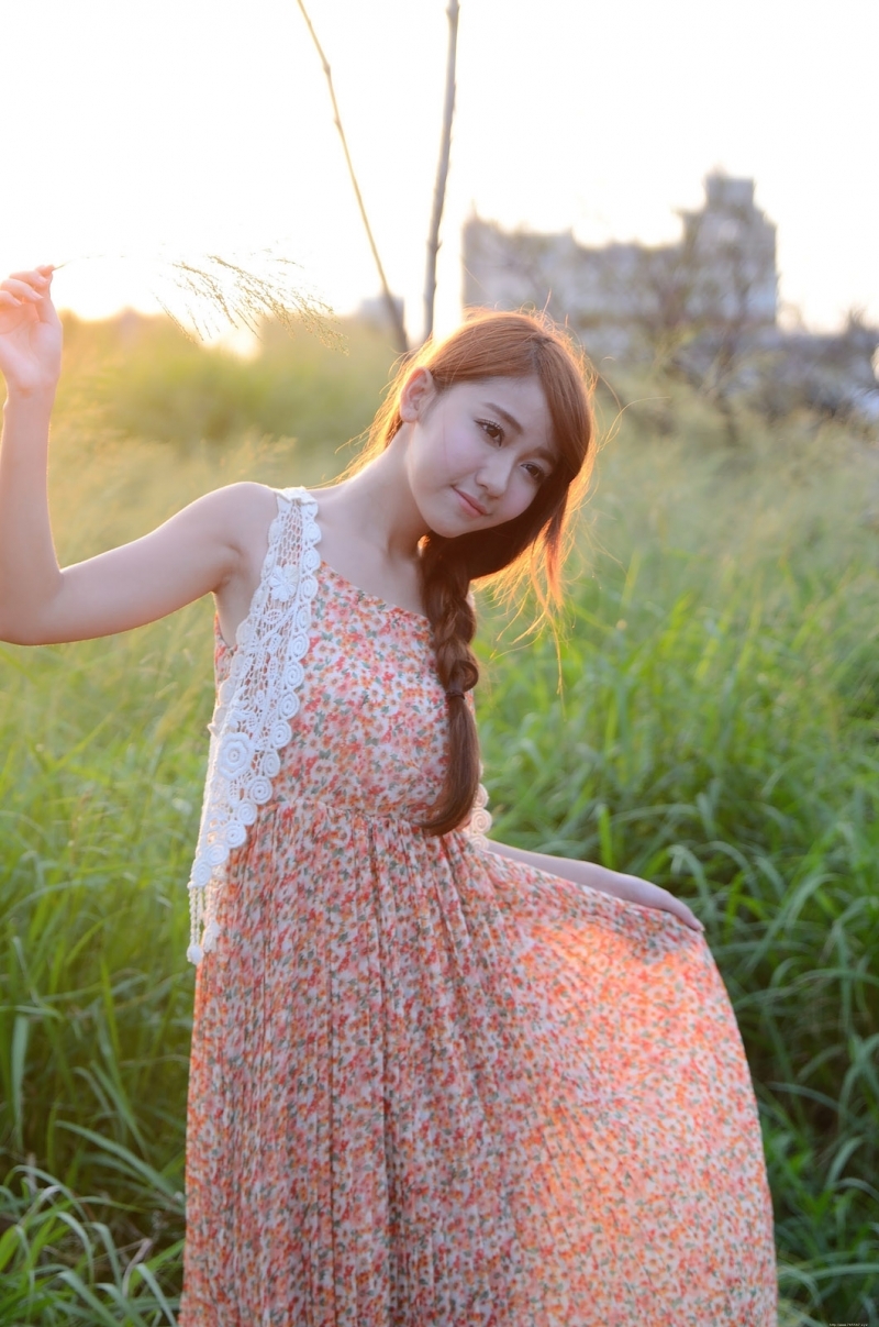 韩式麻花辫美女碎花连衣裙写真