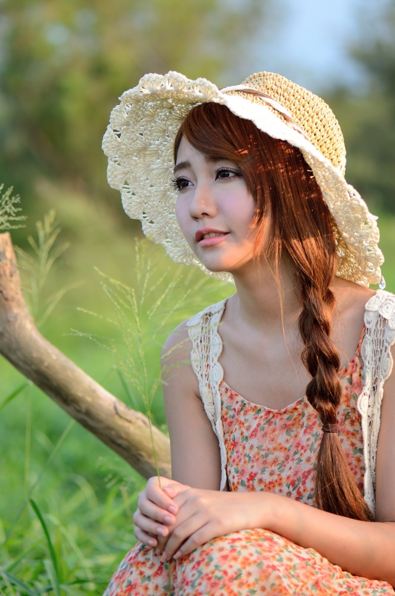 韩式麻花辫美女碎花连衣裙写真