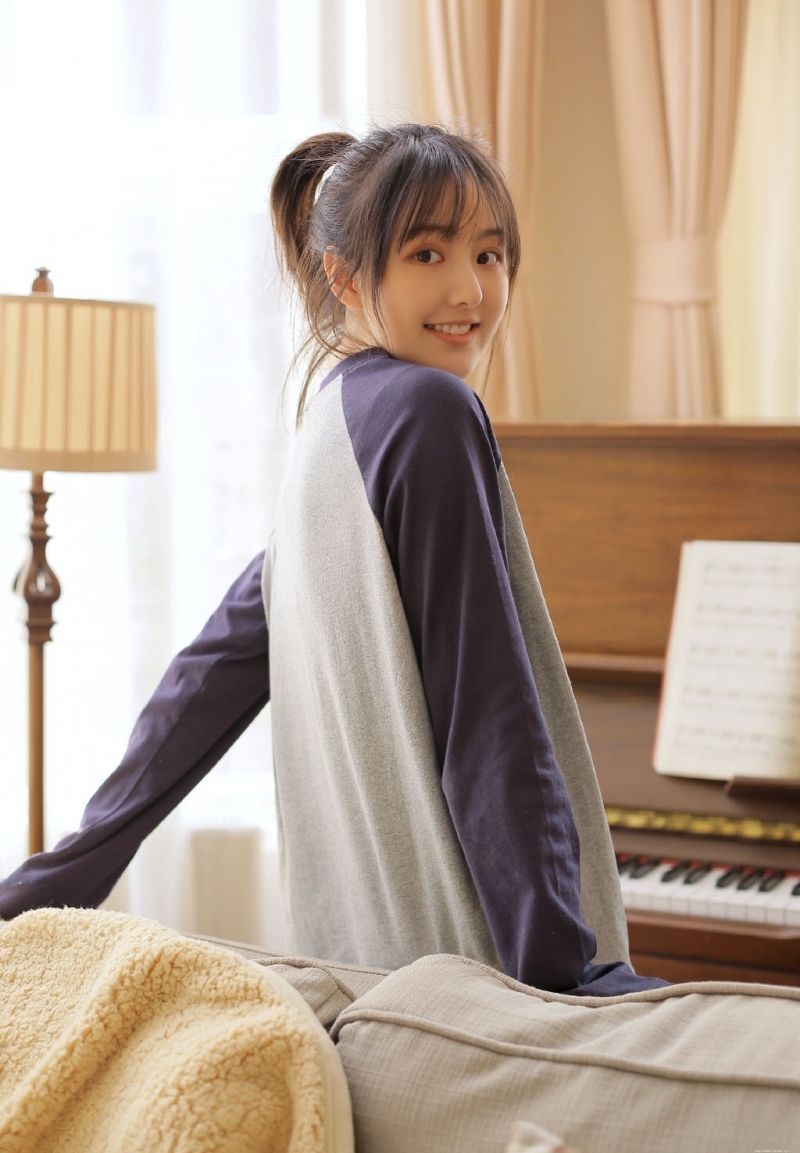 单马尾美女白皙大长腿私房写真