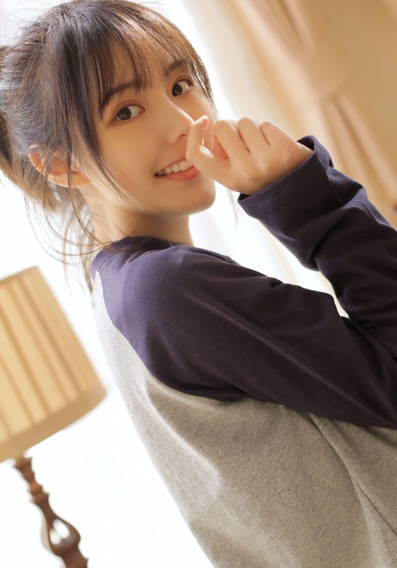 单马尾美女白皙大长腿私房写真