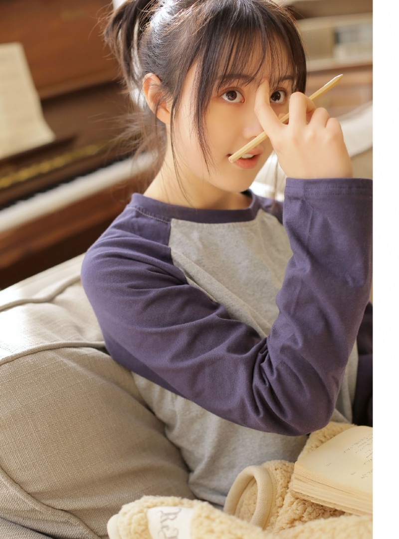 单马尾美女白皙大长腿私房写真