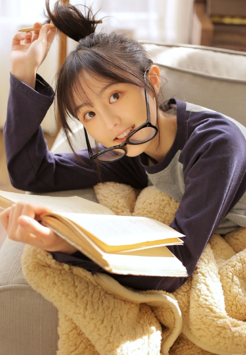 单马尾美女白皙大长腿私房写真