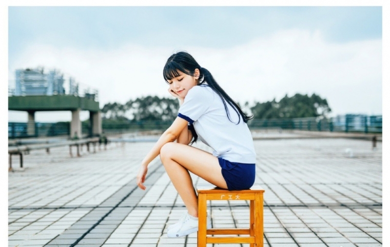 双马尾少女休闲体操服户外写真