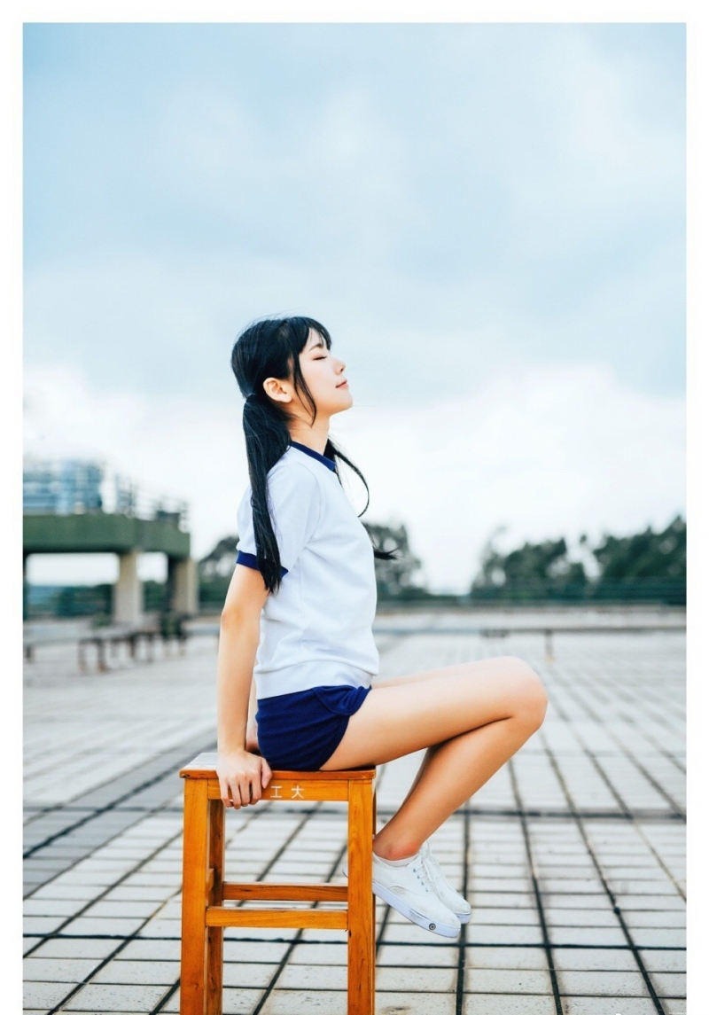 双马尾少女休闲体操服户外写真