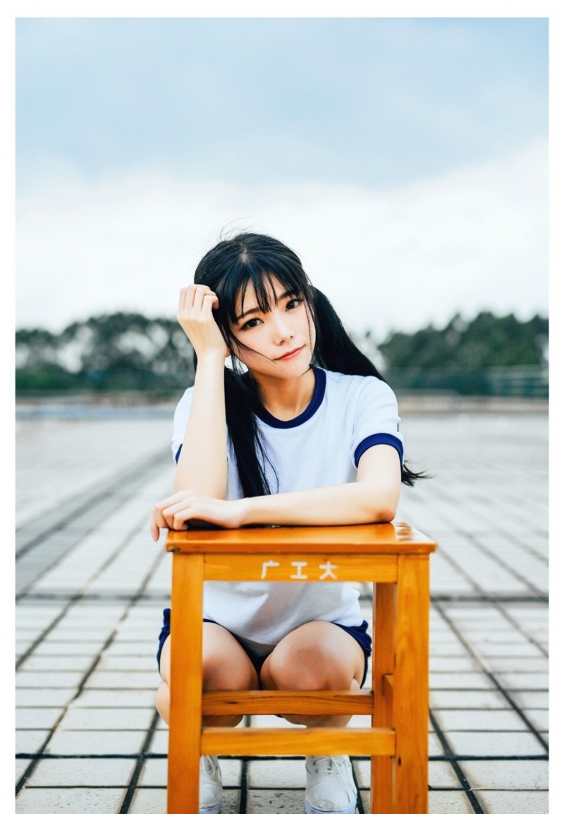 双马尾少女休闲体操服户外写真