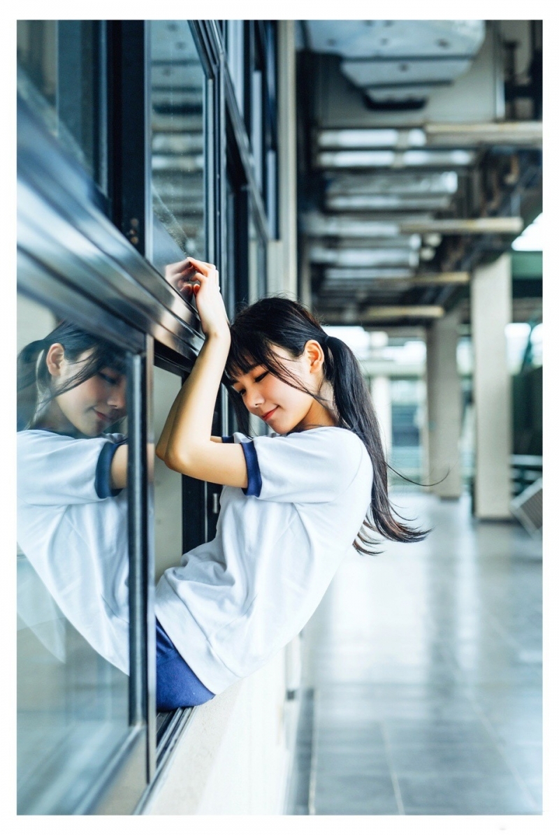 双马尾少女休闲体操服户外写真