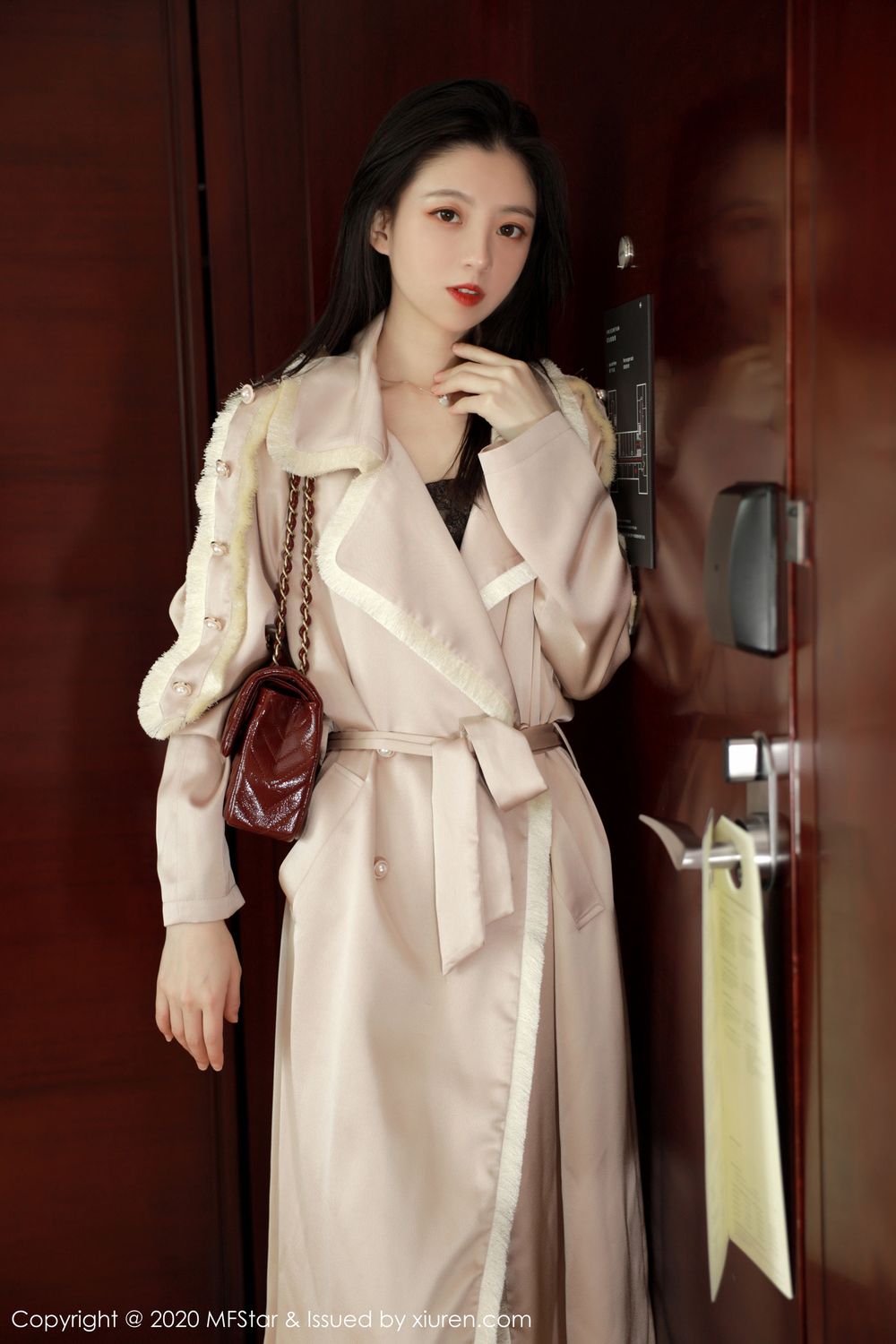 [MFStar模范学院] 美女模特言沫 - 黑丝美腿&镂空内衣主题写真 Vol.325