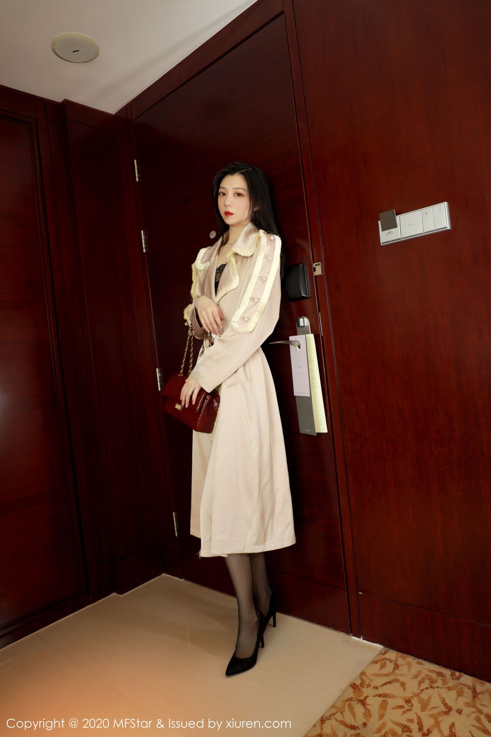 [MFStar模范学院] 美女模特言沫 - 黑丝美腿&镂空内衣主题写真 Vol.325