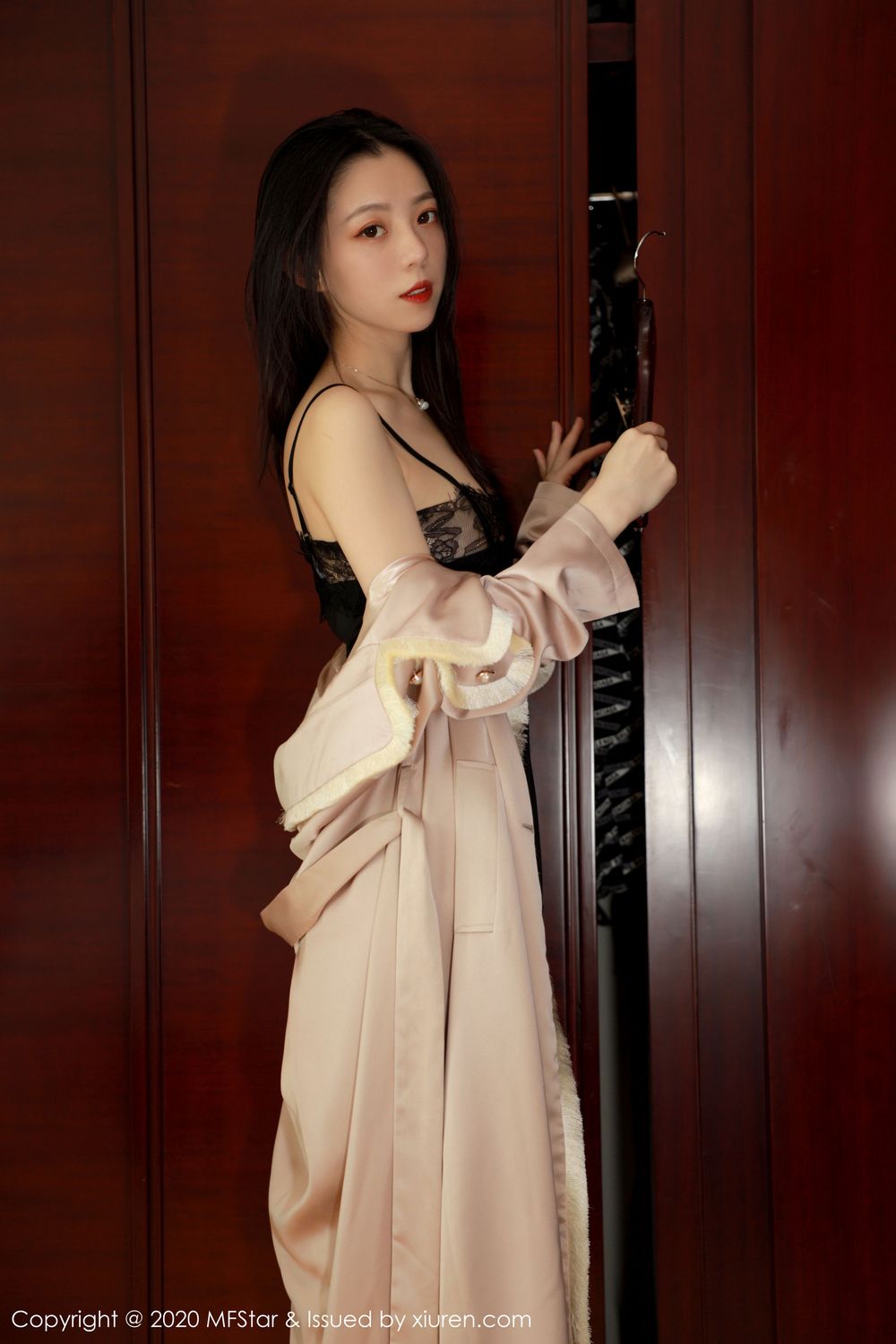 [MFStar模范学院] 美女模特言沫 - 黑丝美腿&镂空内衣主题写真 Vol.325