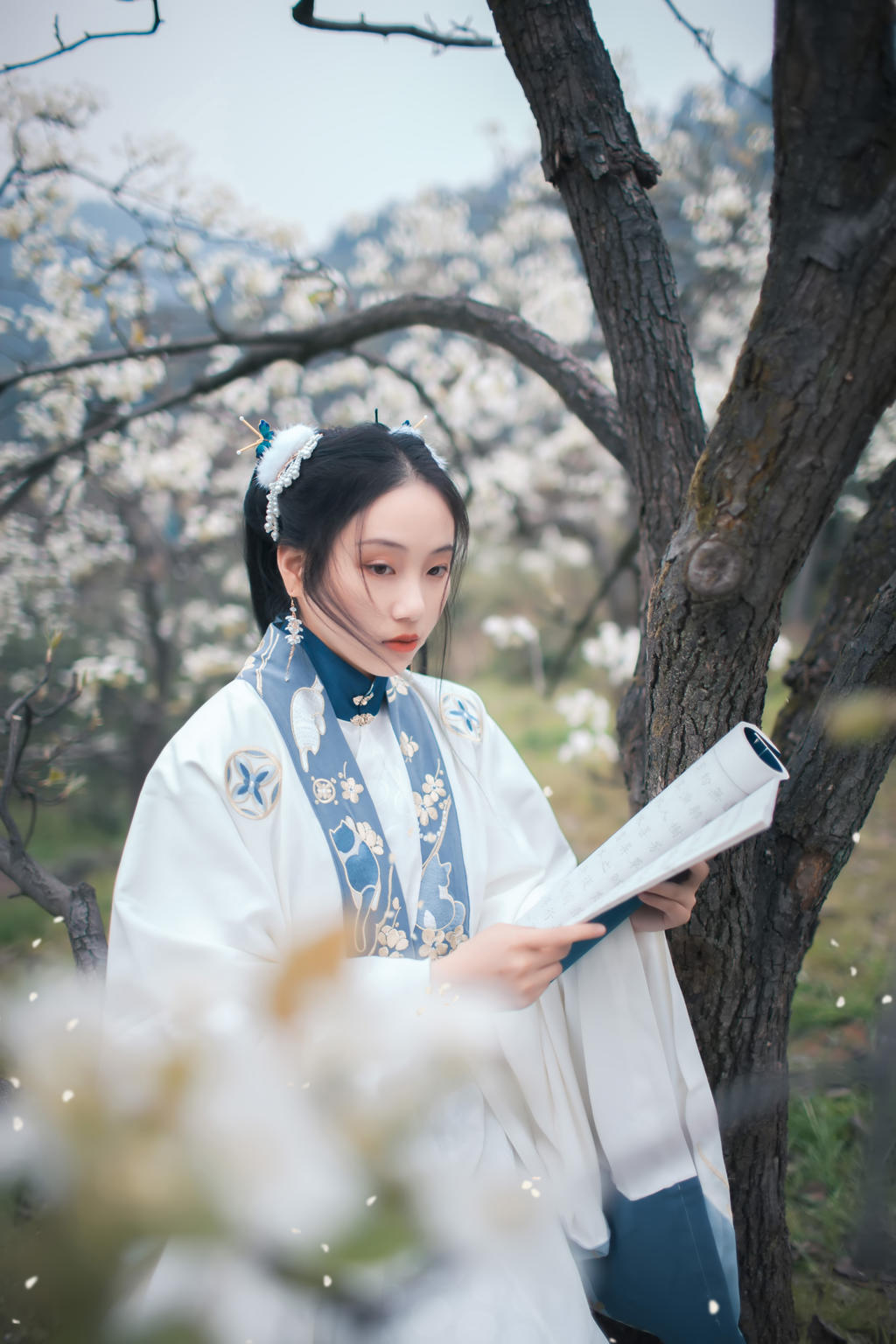 樱花树下汉服美女唯美清新摄影